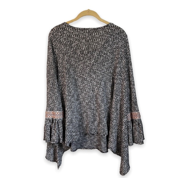 Altar'd State Sz: M Boho Style Blouse Peasant Tunic Shark Hem Black White - Picture 2 of 6
